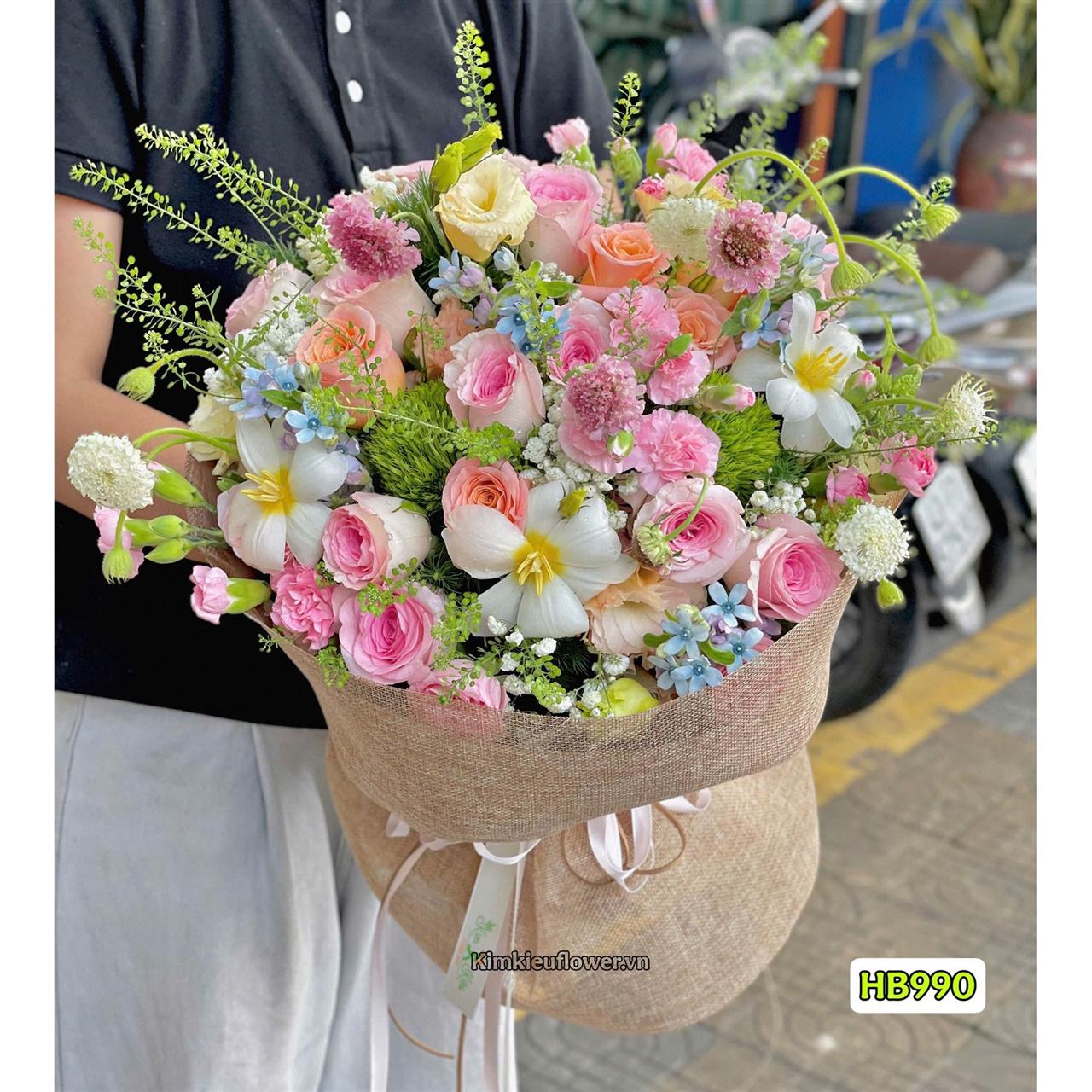 Bó hoa tone hồng được mix nhiều loại hoa sang trọng